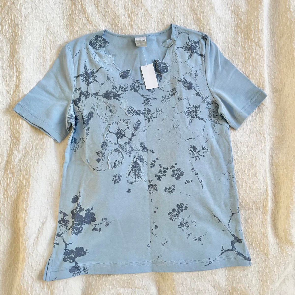 deadstock NWOT 2000s y2k blue graphic tee