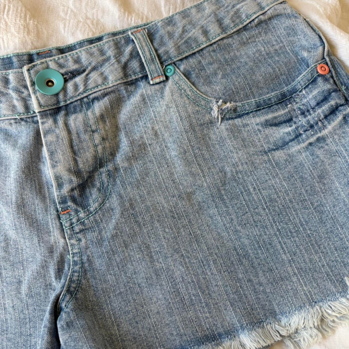 2000s y2k style light wash denim shorts