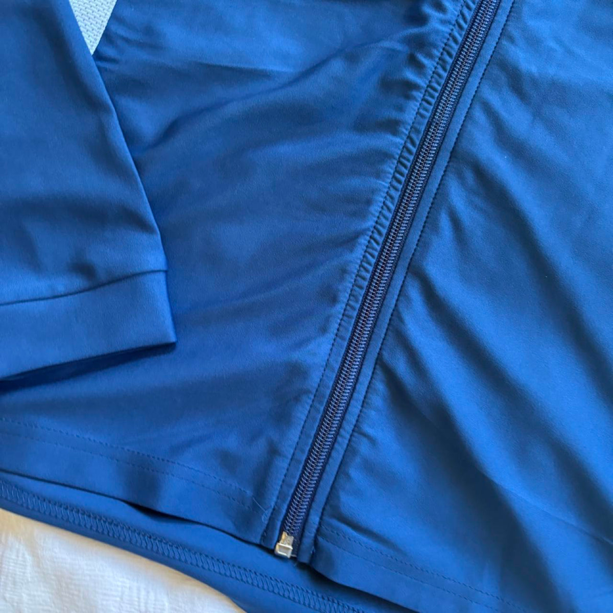 deadstock NWT 2000s era blue zip up long sleeve activewear top